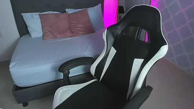 cora 22 online show from October 18, 2025, 12:51 pm