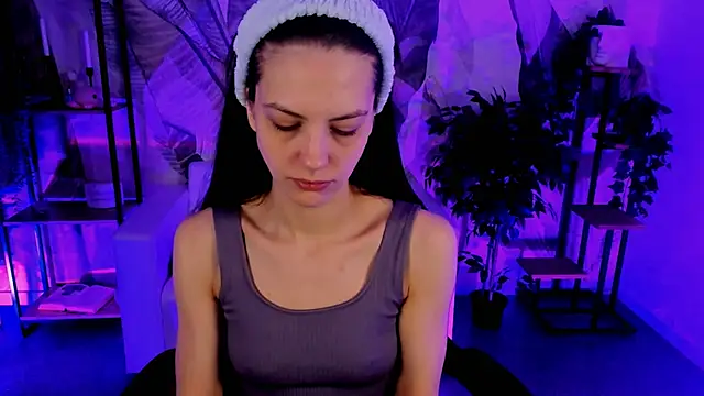 Snapshot of EmilyWilden chatting on December 15, 2024, 5:45 am EmilyWilden online show from December 15, 2024, 5:45 am