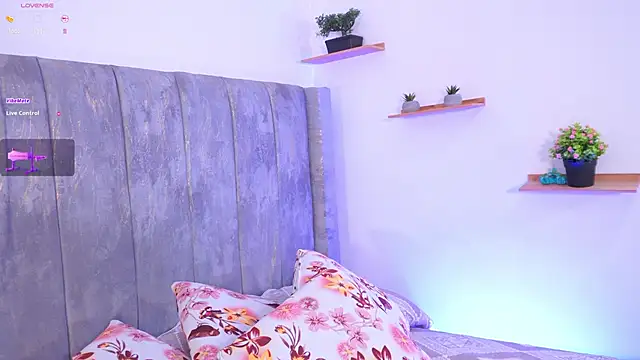 lara giraldo online show from September 18, 2025, 12:52 pm