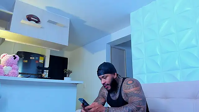 Snapshot of muscle_man16 chatting on March 13, 2025, 12:48 am muscle man16 online show from March 13, 2025, 12:48 am