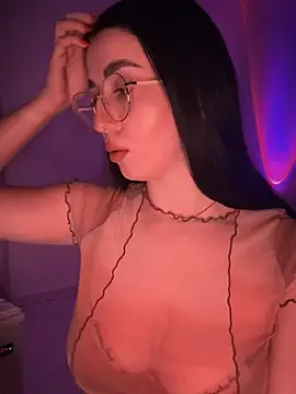 Snapshot of Emylia chatting on February 14, 2025, 11:53 pm Emylia online show from February 14, 2025, 11:53 pm