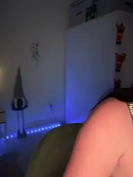 Snapshot of Emylia chatting on December 17, 2024, 10:11 pm Emylia online show from December 17, 2024, 10:11 pm