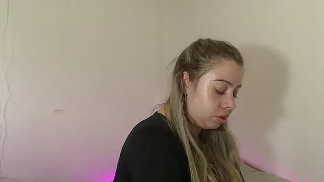 Snapshot of SweetSofty chatting on October 28, 2025, 9:47 pm SweetSofty online show from October 28, 2025, 9:47 pm