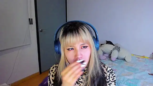 Akane-Mou online show from December 10, 2024, 7:37 am