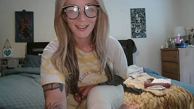 Heyitsmee33 online show from July 8, 2026, 9:15 pm