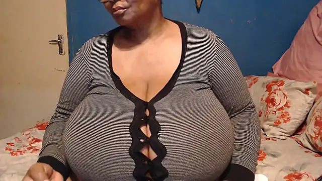 Snapshot of CUTEFIRMMELONSS chatting on October 13, 2025, 9:27 pm CUTEFIRMMELONSS online show from October 13, 2025, 9:27 pm