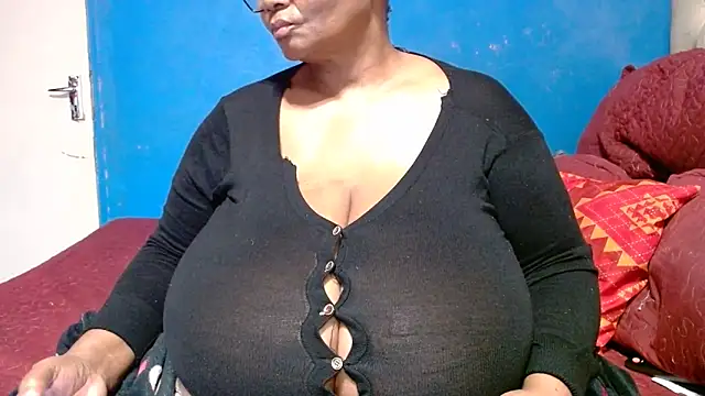 CUTEFIRMMELONSS online show from June 5, 2026, 1:28 pm
