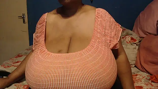 Snapshot of CUTEFIRMMELONSS chatting on October 12, 2025, 8:32 pm CUTEFIRMMELONSS online show from October 12, 2025, 8:32 pm