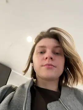 ValenciaShock online show from April 15, 2026, 7:03 am