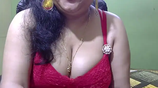 Snapshot of Mona_love143 chatting on March 6, 2025, 11:36 am Mona love143 online show from March 6, 2025, 11:36 am