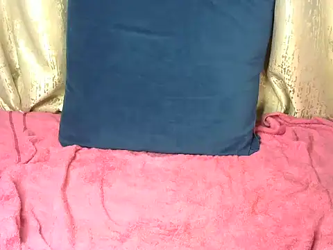 Snapshot of queen_mendyz chatting on May 17, 2026, 8:20 pm queen mendyz online show from May 17, 2026, 8:20 pm