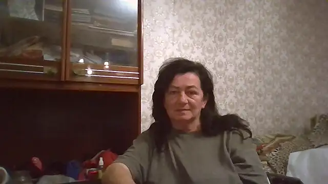 Snapshot of GypsiQueen2 chatting on November 4, 2025, 4:11 pm GypsiQueen2 online show from November 4, 2025, 4:11 pm