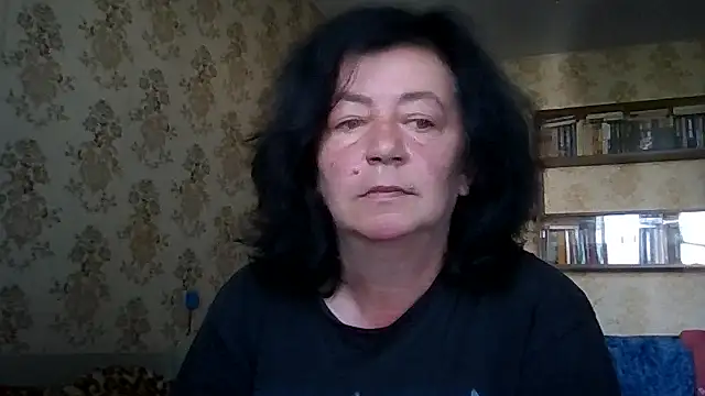 Snapshot of GypsiQueen2 chatting on July 17, 2026, 6:43 am GypsiQueen2 online show from July 17, 2026, 6:43 am