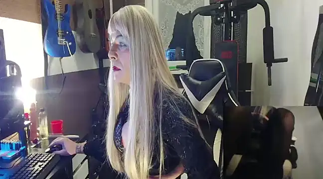 Snapshot of Daniela42TV chatting on December 12, 2024, 9:04 pm Daniela42TV online show from December 12, 2024, 9:04 pm