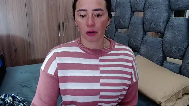 Snapshot of sara_hott_1 chatting on February 19, 2025, 2:01 pm sara hott 1 online show from February 19, 2025, 2:01 pm