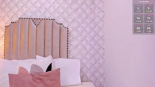 Pia Johnson  online show from November 29, 2025, 11:21 am