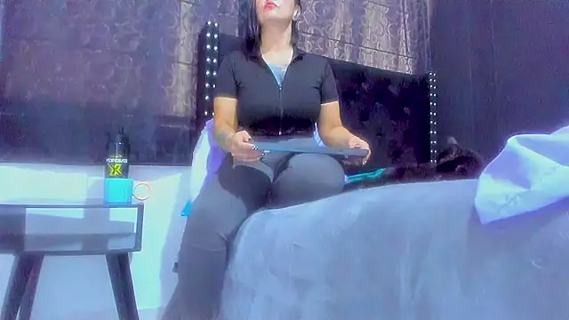 Snapshot of amareto_queen chatting on October 19, 2025, 7:16 pm amareto queen online show from October 19, 2025, 7:16 pm