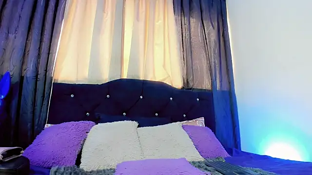 lesly xx online show from April 7, 2026, 7:15 pm