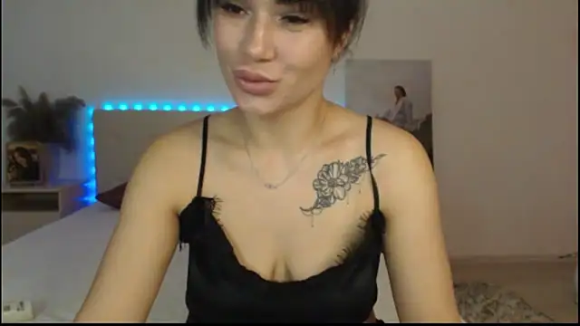 Snapshot of RoxannePure chatting on October 13, 2025, 4:47 am RoxannePure online show from October 13, 2025, 4:47 am