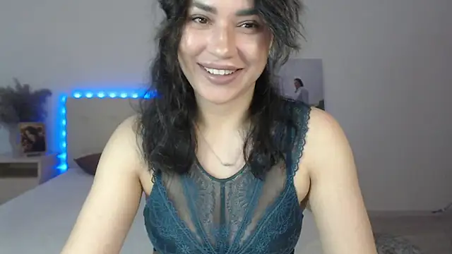 Snapshot of RoxannePure chatting on May 5, 2026, 3:42 am RoxannePure online show from May 5, 2026, 3:42 am