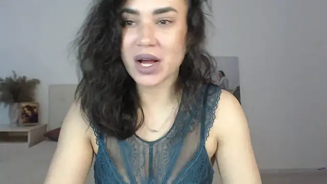 Snapshot of RoxannePure chatting on April 24, 2026, 4:25 am RoxannePure online show from April 24, 2026, 4:25 am
