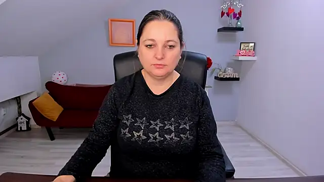 LollaGirl online show from February 12, 2026, 4:23 am