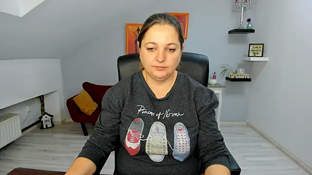 LollaGirl online show from November 20, 2025, 4:13 am