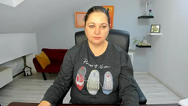 LollaGirl online show from December 17, 2025, 4:17 am