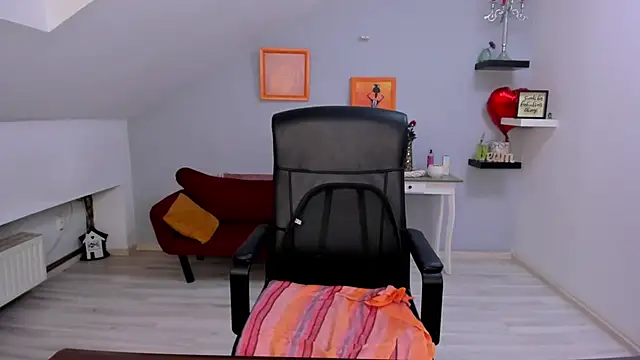 LollaGirl online show from March 25, 2026, 4:23 am