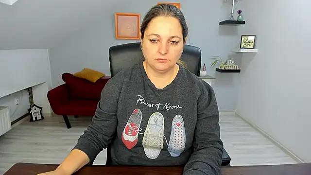 LollaGirl online show from December 19, 2025, 4:27 am