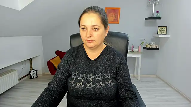 LollaGirl online show from November 10, 2025, 4:17 am