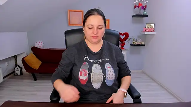 LollaGirl online show from February 14, 2026, 4:45 am