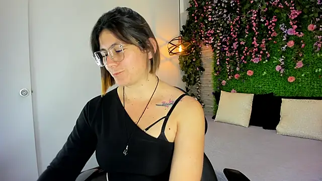 SarahDeyvis online show from November 28, 2025, 3:34 pm