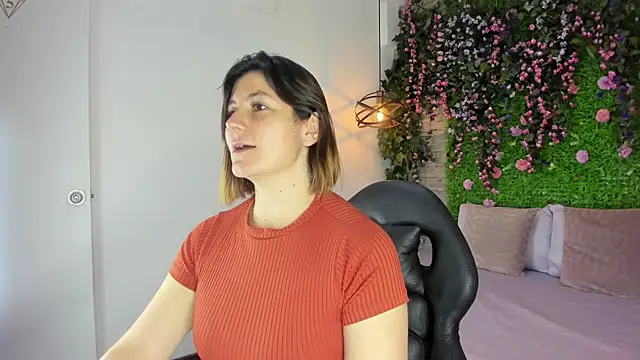 Snapshot of SarahDeyvis chatting on February 17, 2026, 1:30 pm SarahDeyvis online show from February 17, 2026, 1:30 pm