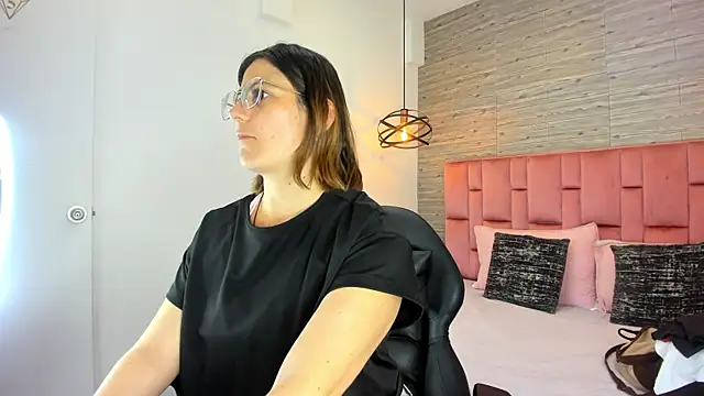 SarahDeyvis online show from September 28, 2025, 2:35 pm