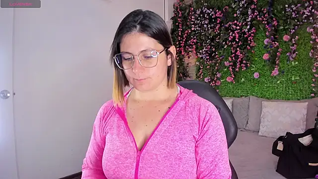 Snapshot of SarahDeyvis chatting on January 15, 2026, 5:38 pm SarahDeyvis online show from January 15, 2026, 5:38 pm