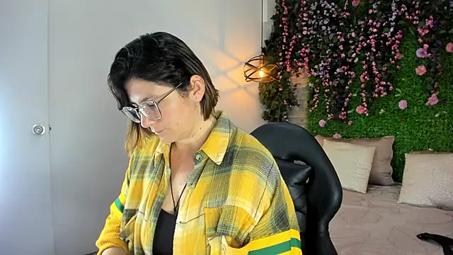 SarahDeyvis online show from December 16, 2025, 2:32 pm