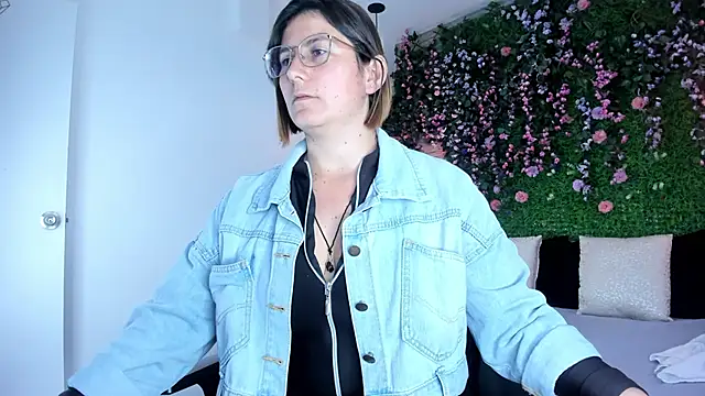 SarahDeyvis online show from December 1, 2025, 1:01 pm