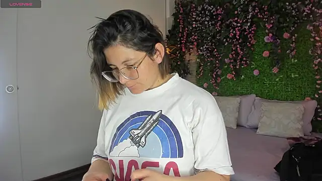 Snapshot of SarahDeyvis chatting on January 19, 2026, 1:26 pm SarahDeyvis online show from January 19, 2026, 1:26 pm