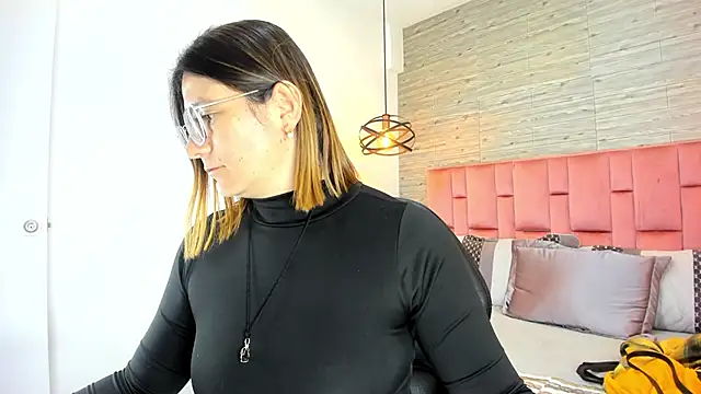 SarahDeyvis online show from October 17, 2025, 5:15 pm