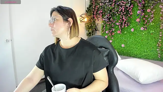 Snapshot of SarahDeyvis chatting on January 16, 2026, 3:49 pm SarahDeyvis online show from January 16, 2026, 3:49 pm