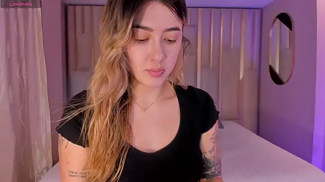 Snapshot of EveBensonX chatting on April 17, 2026, 7:49 pm EveBensonX online show from April 17, 2026, 7:49 pm