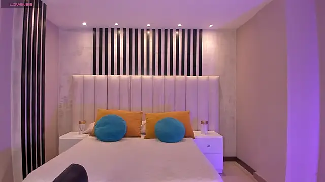 EveBensonX online show from April 6, 2026, 7:37 pm