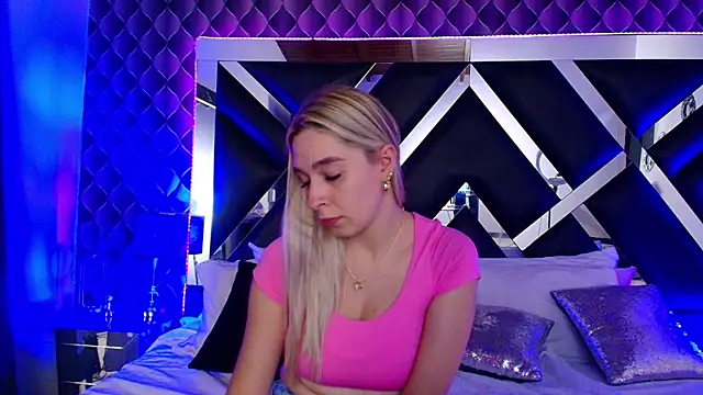 victoriaa lee  online show from October 18, 2025, 8:00 pm