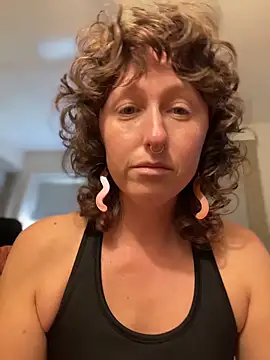 mossy kiss online show from April 2, 2026, 5:52 pm