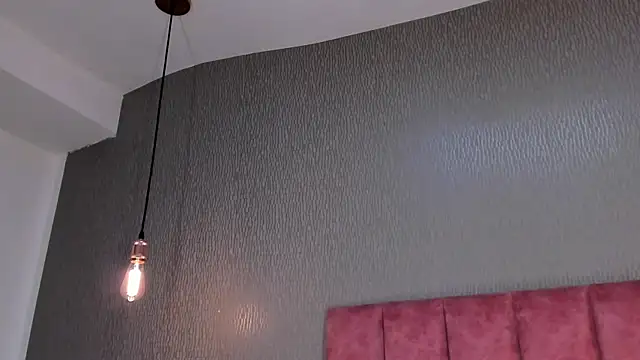 Alexa Thaylor  online show from October 28, 2025, 3:11 pm