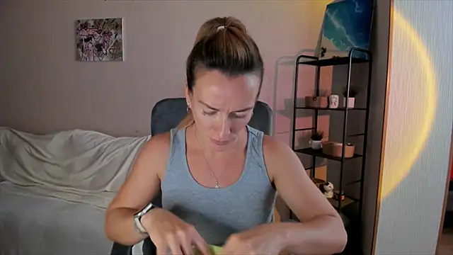 RebeccaMartinez online show from October 4, 2025, 9:22 am