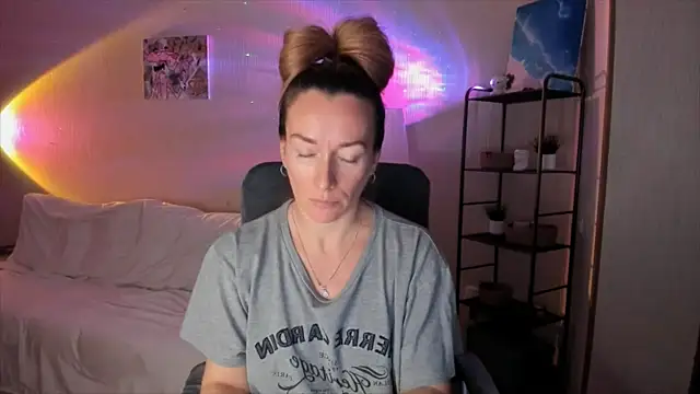 RebeccaMartinez online show from November 8, 2025, 10:52 am