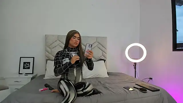 LauraBonnet7 online show from December 3, 2024, 12:55 pm