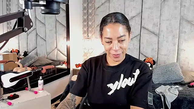 Snapshot of NiicolleMiller chatting on October 17, 2025, 12:29 pm NiicolleMiller online show from October 17, 2025, 12:29 pm